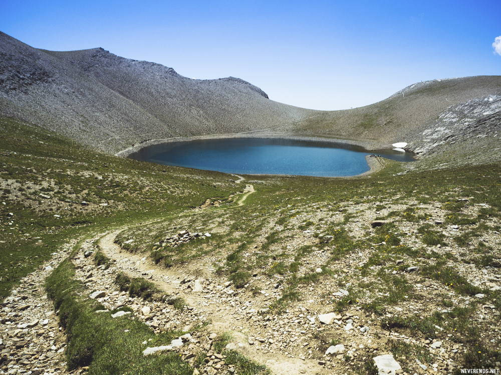 eau turquoise du mac des Garrets et ciel bleu dans la zone centrale du Parc National du Mercantour