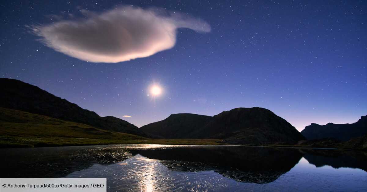 Ciel étoilé reflété par un lac de montagne