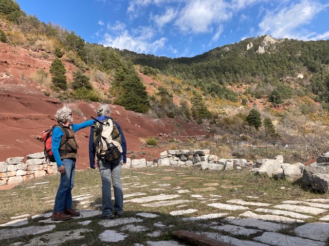 Randonneurs dans le colorado Niçois à la découverte du chemin en balcon de la réserve des gorges rouge de Daluis