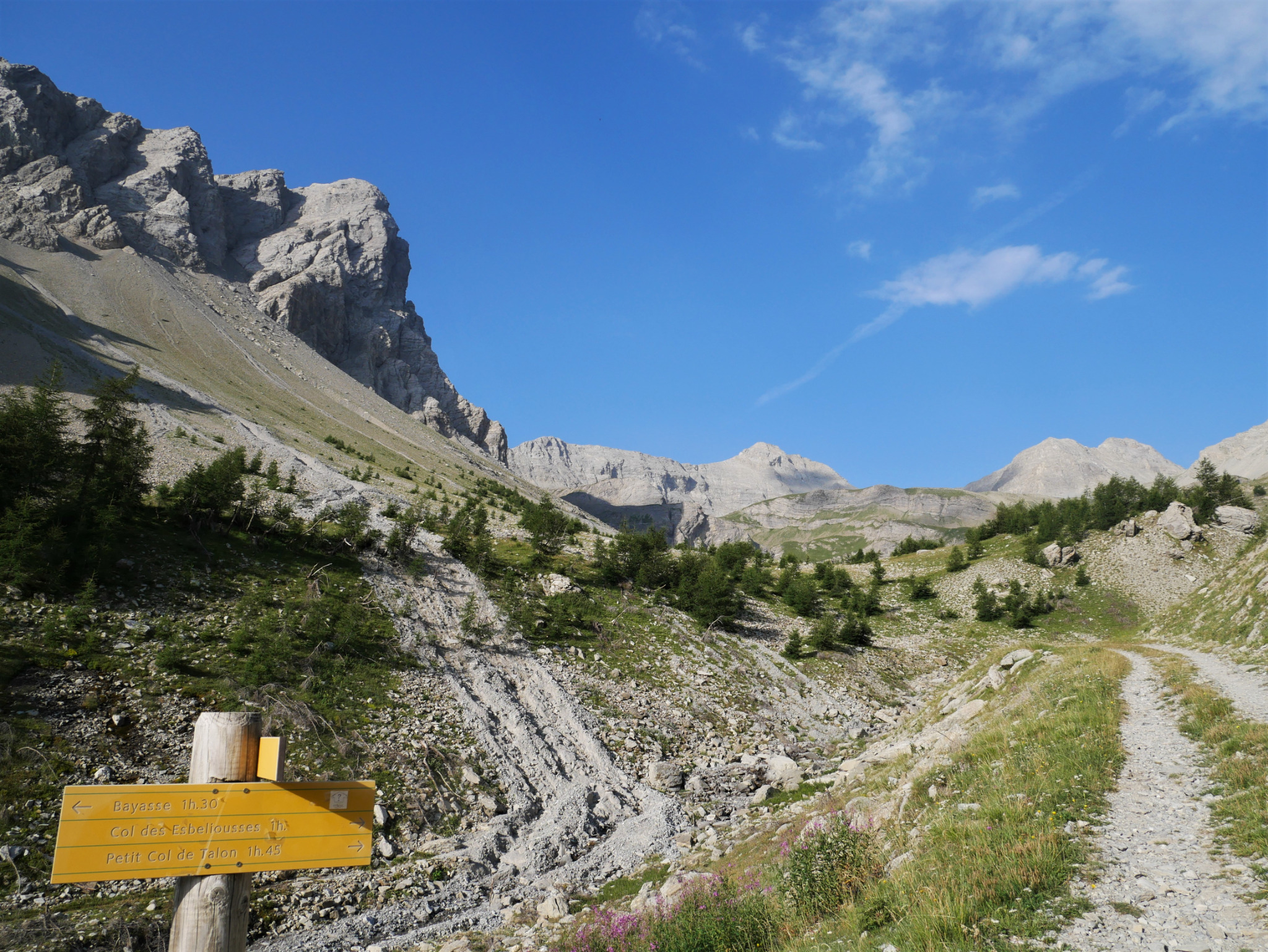 vallon des Esbeliousses sous le ciel bleu du parc national du Mercantour dans les Alpes du Sud, parfait pour la randonnée