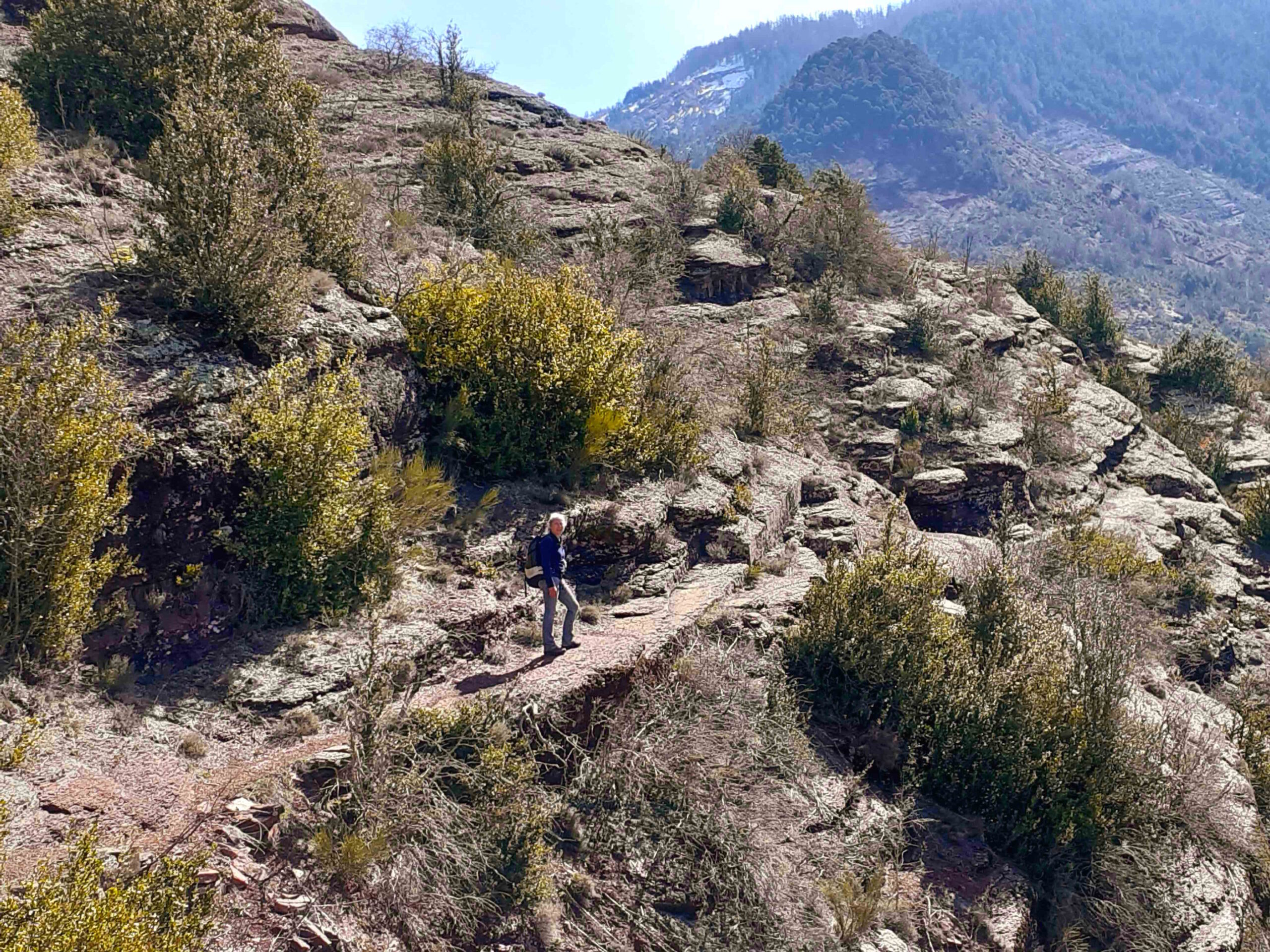 randonneur dans les Alpes du sud à la découverte du sentier en balcon des gorges rouges de Daluis également appelé petit colorado Niçois.