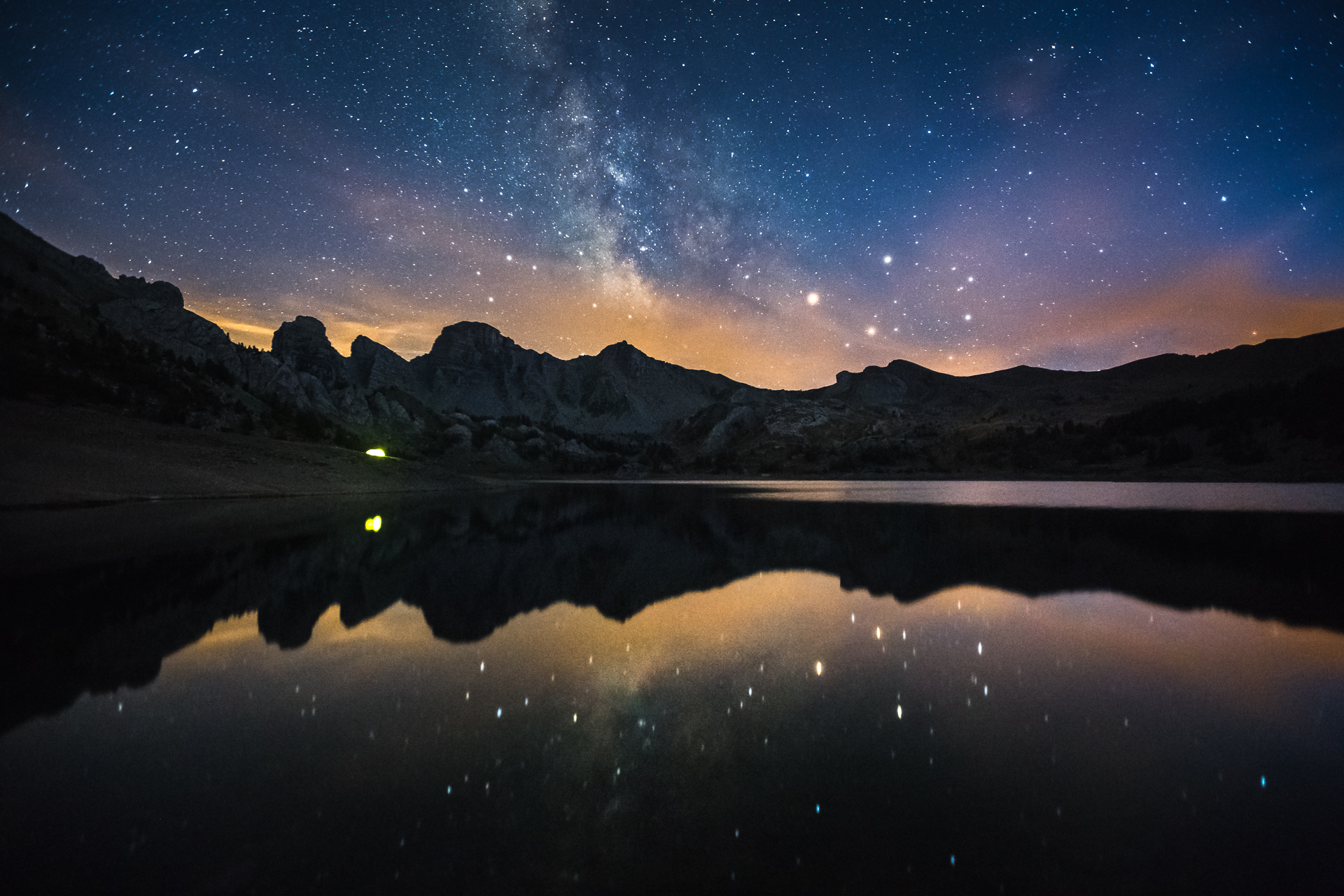 Ciel étoilé du Mercantour se reflétant dans le lac d'Allos