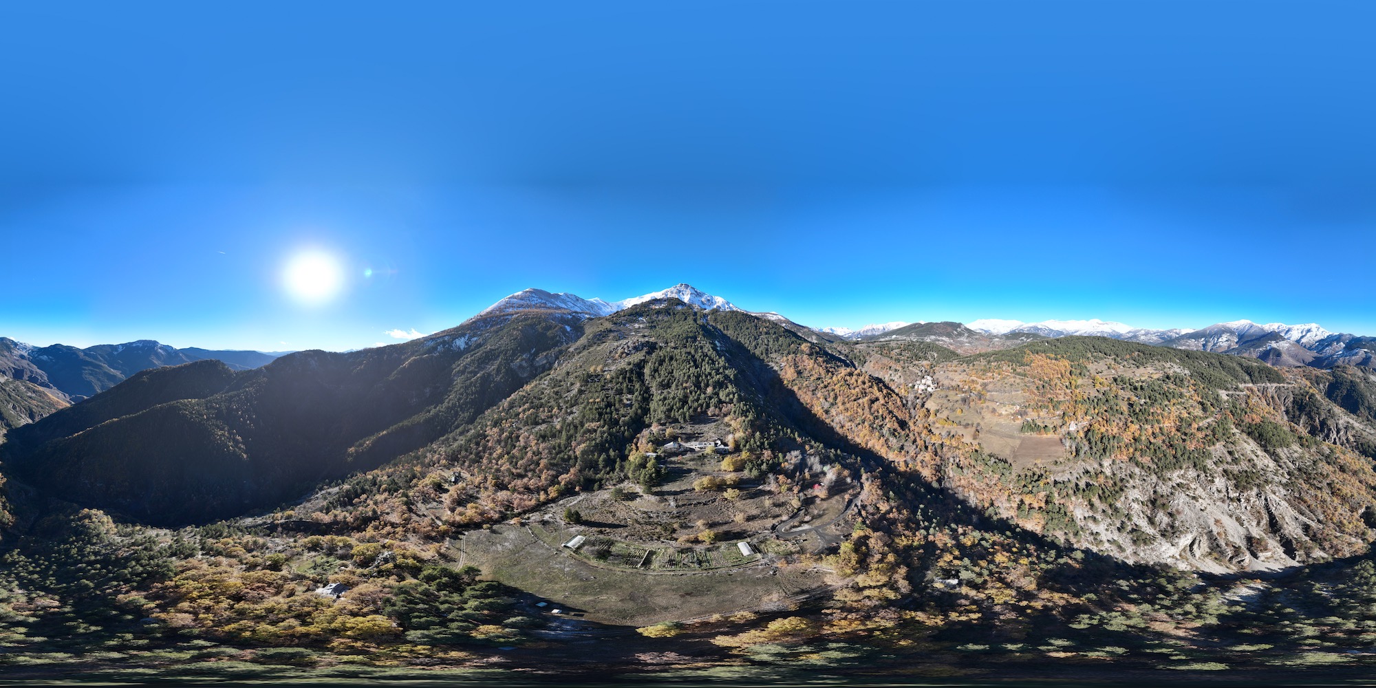 sommet enneigé du Saint Honorat et ciel bleu au dessus du hameau de Villeplane dans le Parc National du Mercantour